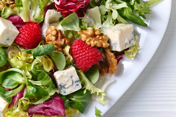 Salada verde com queijo azul, framboesa e nozes — Fotografia de Stock