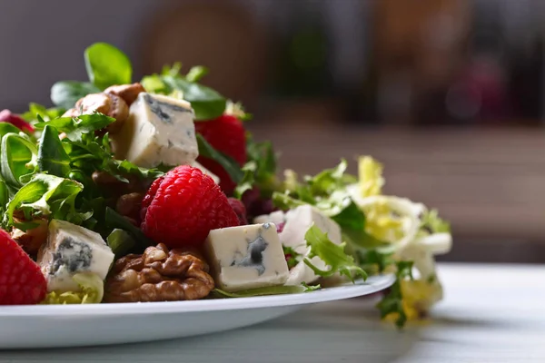 Salada verde com queijo azul, framboesa e nozes — Fotografia de Stock