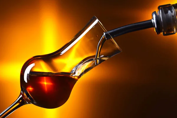 Verter alcohol en un vaso sobre fondo oscuro —  Fotos de Stock