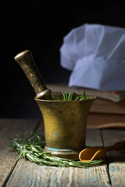 Acessórios de cozinha na velha mesa de madeira  . — Fotografia de Stock