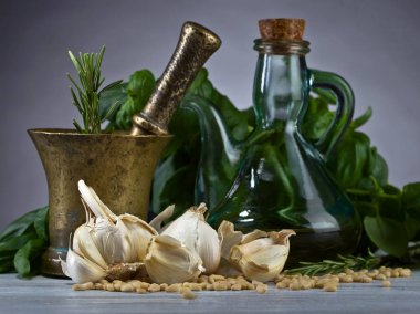 Ahşap bir masaya pesto yapmak için malzemeler .