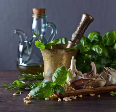 Ahşap bir masaya pesto yapmak için malzemeler .