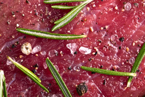 Biefstuk met rozemarijn, peper en zout. — Stockfoto