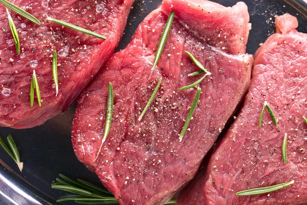 Biberiye, tuz ve biber ile sığır eti biftek.