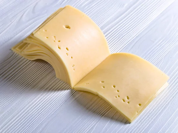 Φέτες τυρί διπλωμένο σαν ένα βιβλίο — Φωτογραφία Αρχείου
