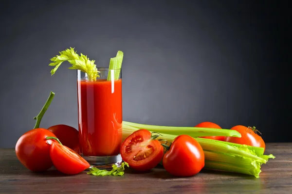 Jus de tomate avec bâtonnets de céleri — Photo