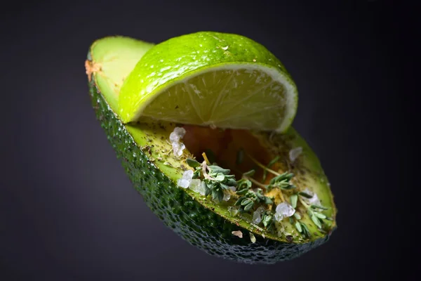 Avokado med lime, timjan och havssalt — Stockfoto