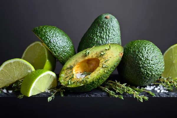 Avocado con lime, timo e sale marino — Foto Stock