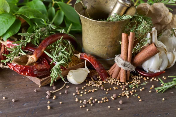 Verschiedene Kräuter und Gewürze auf einem Holztisch . — Stockfoto