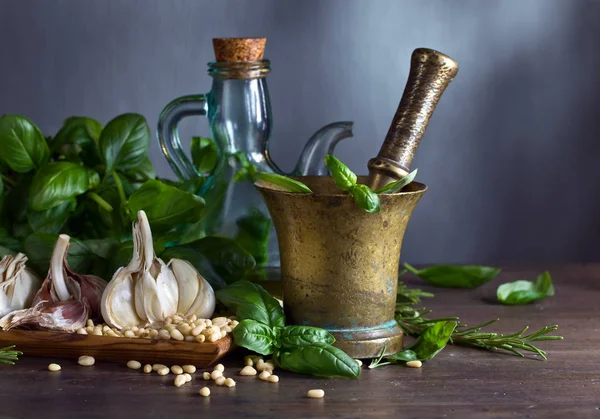 Ahşap bir masaya pesto yapmak için malzemeler .