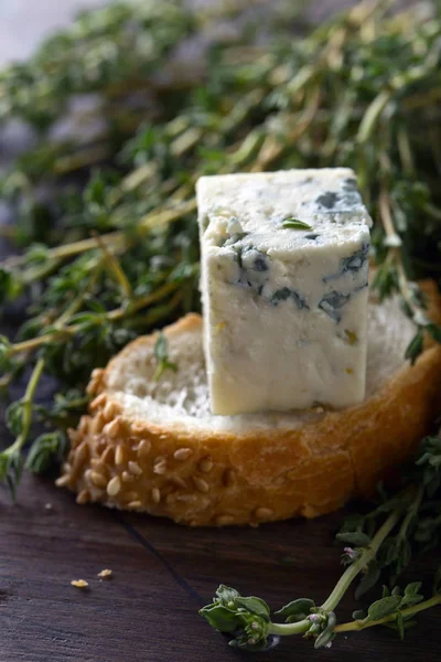 Μπλε τυρί και κλαδάκια θυμαριού. — Φωτογραφία Αρχείου