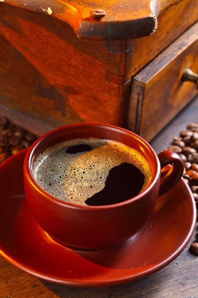 Xícara de café preto, moedor de café e grãos torrados — Fotografia de Stock
