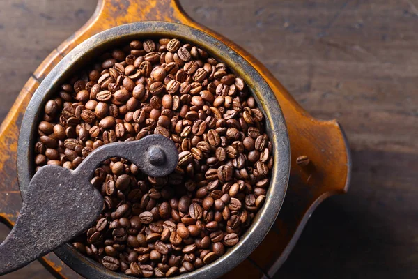 eski Kahve değirmeni ve kavrulmuş kahve çekirdekleri Close-Up 
