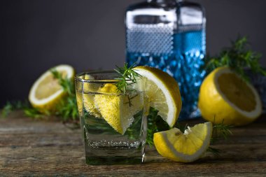 Kokteyl mavi cin, tonik ve limon ile .