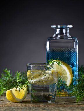 Kokteyl mavi cin, tonik ve limon ile .