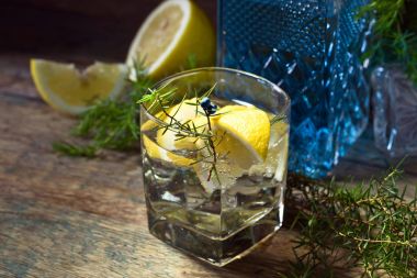 Kokteyl mavi cin, tonik ve limon ile .
