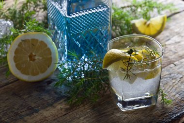 Kokteyl mavi cin, tonik ve limon ile .
