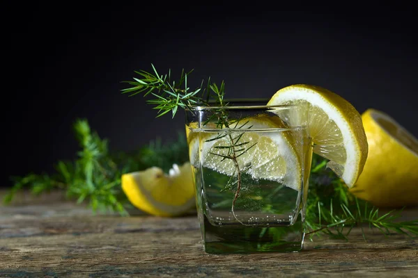 Cóctel con ginebra azul, tónico y limón  . — Foto de Stock