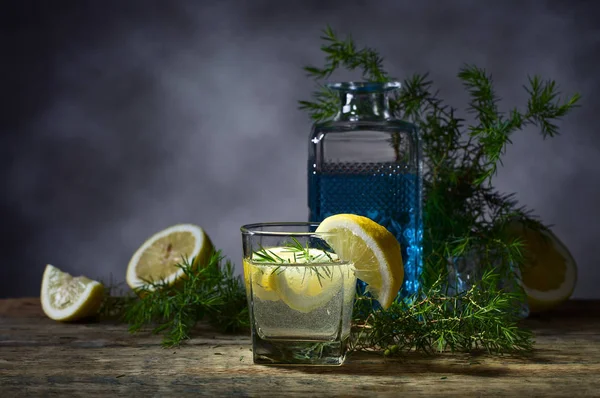 Коктейль з блакитним джином, тоніком та лимоном  . — стокове фото