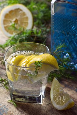 Kokteyl mavi cin, tonik ve limon ile .