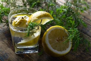 Kokteyl mavi cin, tonik ve limon ile .