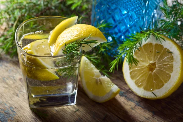 Cocktail with blue gin , tonic and lemon . — Stock Photo, Image
