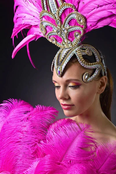 Belle fille en costume de carnaval avec des plumes roses . — Photo