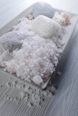 Eski ahşap bir masa üzerinde deniz tuzu