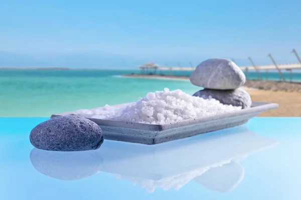 Sól morska na stół szkło z kamieni i cockleshells — Zdjęcie stockowe