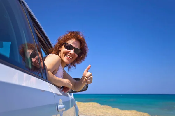 Šťastná žena cestuje na auto . — Stock fotografie