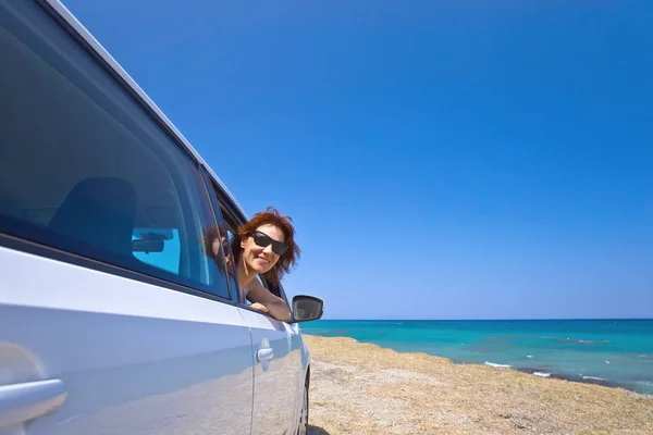 Happy woman travelling on a car . — Stock Photo, Image