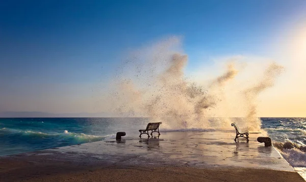 Pôr do sol no mar Mediterrâneo durante uma tempestade  . — Fotografia de Stock