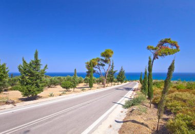 Yol bir deniz kıyısında. Yunanistan, Rhodes.