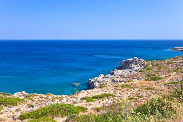 Griekenland, Rhodos, kustlijn van de Middellandse Zee . — Stockfoto