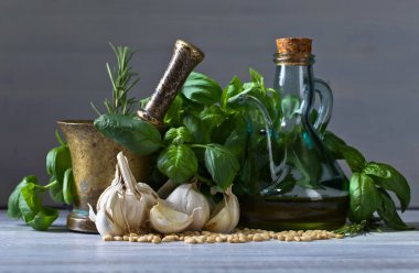 Pesto sos yapmak için malzemeler .