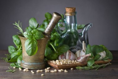 Pesto sos yapmak için malzemeler .