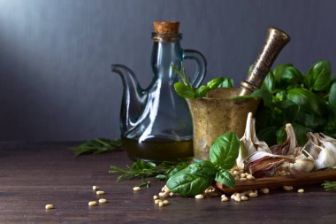 Pesto sos yapmak için malzemeler .