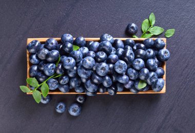 Eski ahşap tabak içinde yaban mersini . 