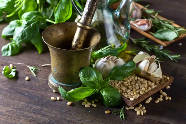 Pesto sos yapmak için malzemeler .