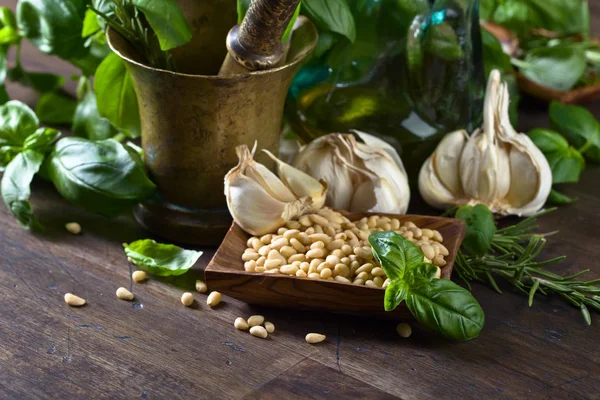 Pesto sos yapmak için malzemeler .