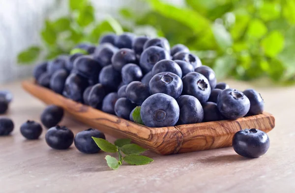 Eski ahşap tabak içinde yaban mersini .