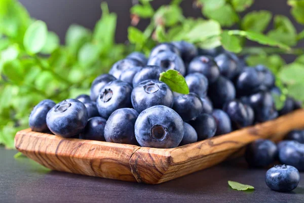 Blaubeeren in altem Holzgericht . — Stockfoto