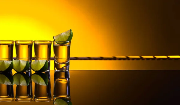 Tequila mexicana ouro em suma óculos com limão — Fotografia de Stock