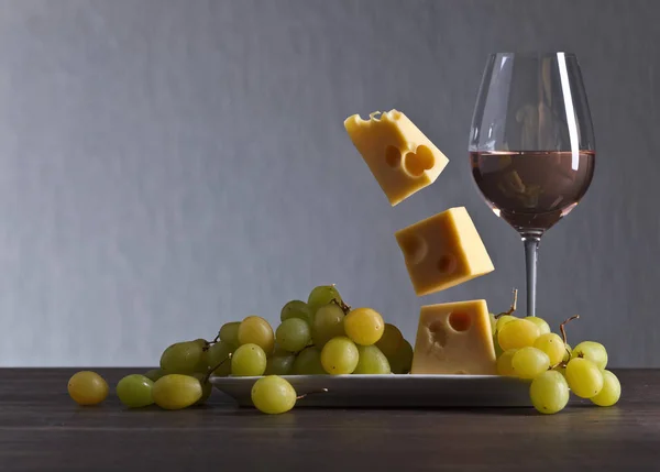Queso con uva y copa de vino — Foto de Stock