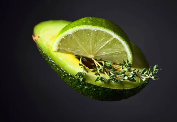 Avocado met limoen en tijm . — Stockfoto