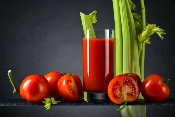 Jugo de tomate con tomates y palitos de apio — Foto de Stock