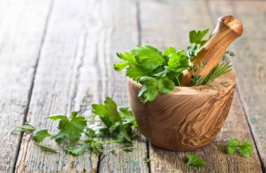 Eski ahşap bir masa üzerinde farklı otlar .