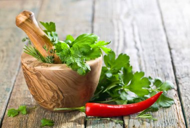 Eski ahşap bir masa üzerinde farklı otlar .