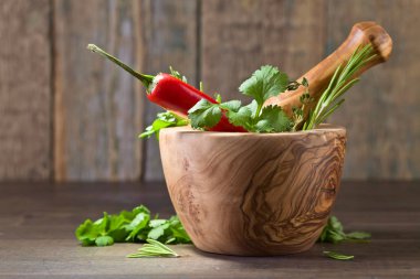 Eski ahşap bir masa üzerinde farklı otlar .