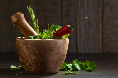 Eski ahşap bir masa üzerinde farklı otlar .